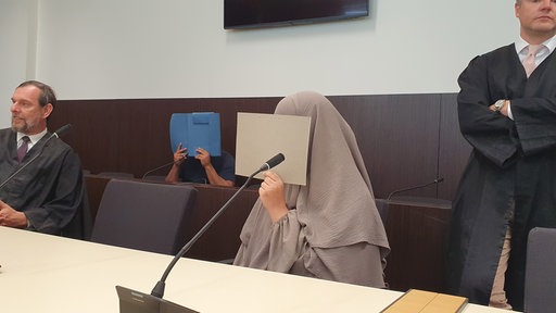 Angeklagter Abdel Hamid und seine mitangeklagte Ehefrau