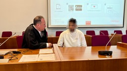 Der Angeklagte mit seinem Anwalt im Gerichtssaal