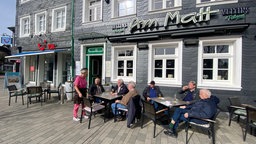 mehrere Gäste vor einem Restaurant