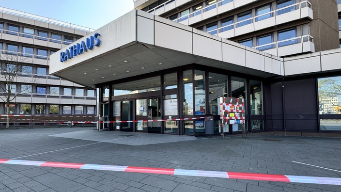 Absperrband ist rund um den Eingang des Troisdorfer Rathauses befestigt worden