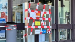 Der Briefkasten des Rathauses ist mit rot weißem Band abgesperrt