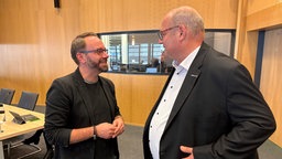 Zu sehen sind die Oberbürgermeister-Kandidaten, Sven Weiss von den Grünen (links) und Stefan Hebbel von der CDU (rechts).