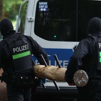 Polizisten tragen einen Rammbock bei einem Einsatz in Leverkusen.