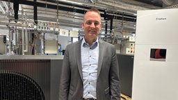 Mann in grauen Jacket in Frontalansicht