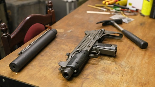Waffe und Werkzeug