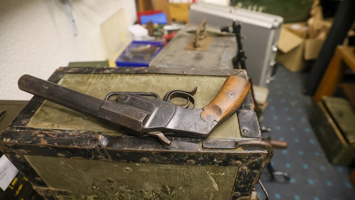 historische Pistole auf Kiste