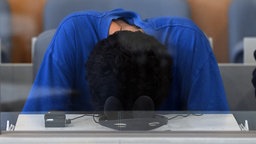 Issa al Hasan legt seinen Kopf auf einem Tisch ab