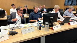 Dezernentin Andrea Deppe und Oberbürgermeister Uwe Richrath sitzen an Tisch