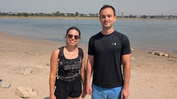 Toni Petrova und Darnell Beusing stehen am Paradiesstrand