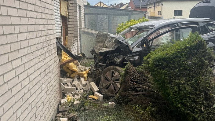 Durch den Unfall brachen Steine aus der Hauswand.