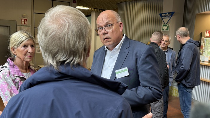 Frechens Bürgermeister Uwe Tietz im Gespräch mit Bürgern