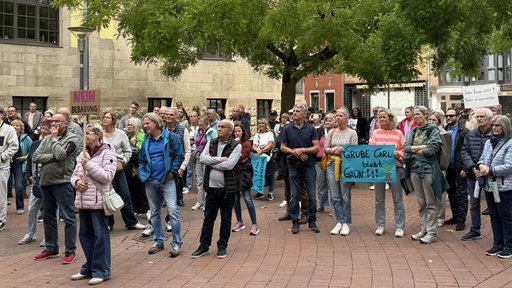 Menschen demonstrieren vor dem Frechener Rathaus.