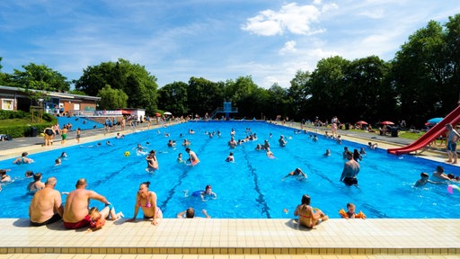 Badegäste im Kerpener Freibad Türnich