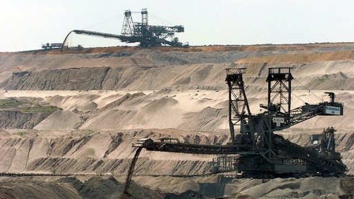 Zwei riesige Schafelradbagger fördern im Tagebau Hambach