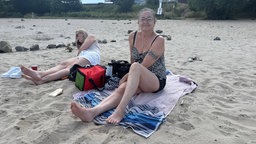 Christine Hoffmann sonnt sich am Paradiesstrand