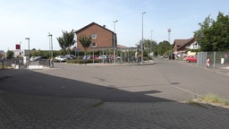 Ein Wendehammer in Bornheim-Sechtem anliegend an Wohnhäusern. Er steht komplett leer.
