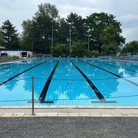 Das Schwimmbecken vom Freibad "Ennertbad".