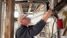 Eckhard zieht alte Kabel 