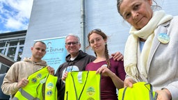 Familie Jochim mit Sicherheitswesten, die sie den Grundschülern spenden