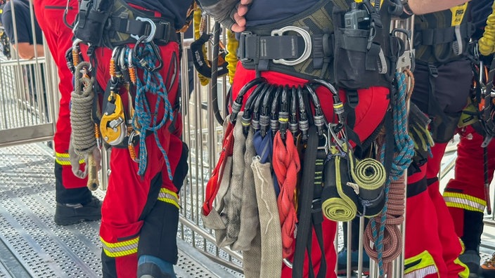 Die Ausrüstung der Höhenretter: Seile, Karabinerhaken, ein Klettergeschirr