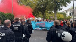 Die Demonstranten zünden Bengalos