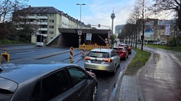 Eine Autoschlange, die vor einer gesperrten Tunneleinfahrt rechts abfährt