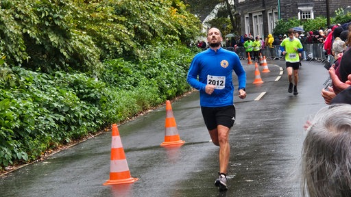 Sportler laufen auf der Strasse beim Marathon in Remscheid