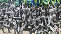 Silberner Anhänger in Form eines Skeletts als Teilnehmerpreis beim Röntgenlauf in Remscheid