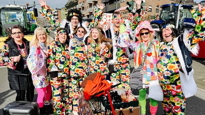 Verkleidete Menschen beim Rosenmontagszug in Eschweiler.