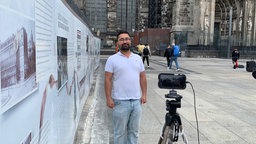 Rubaz steht vor dem Dom und nimmt sich auf