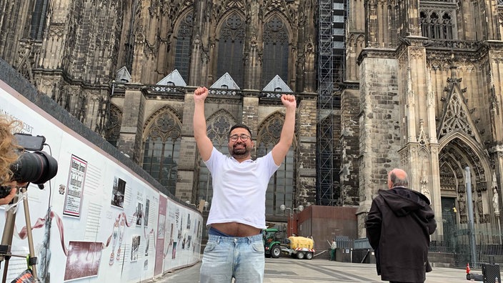 Rubaz jubelt vor der Kamera