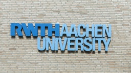 Schriftzug: RWTH Aachen University an einer Wand