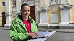 Die Schülerin Maria Neumeier blättert in einem Ordner. Sie sammelt Unterschriften dafür, dass die Ursulinenschule in Köln ein reines Mädchengymnasium bleibt.