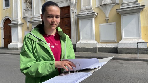 Die Schülerin Maria Neumeier blättert in einem Ordner. Sie sammelt Unterschriften dafür, dass die Ursulinenschule in Köln ein reines Mädchengymnasium bleibt.