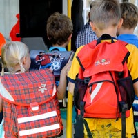 Schüler der Grundschule steigen in Bus