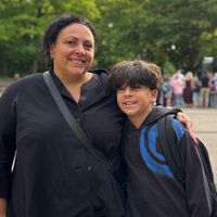 Mutter und Sohn lächeln in die Kamera