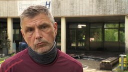 Schulleiter Uwe Heidelberg vor dem Schulgebäude