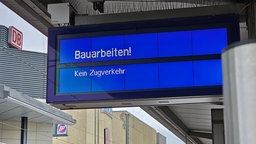 Anzeigetafel am Bahnhof mit der Aufschrift "Bauarbeiten! Kein Zugverkehr"