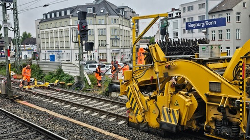 An den Schienen am Bahnhof "Siegburg/Bonn" werden Bauarbeiten durchgeführt