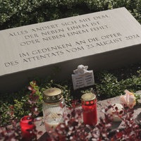 Ein Gedenkstein in einem Beet