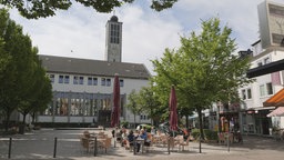 Ein großer Platz in einer Innenstadt