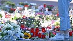 Am Gedenkstein am Fronhof in Solingen liegen zahlreiche Blumen.