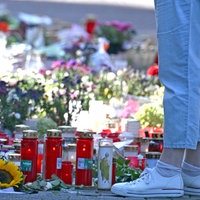 Am Gedenkstein am Fronhof in Solingen liegen zahlreiche Blumen.