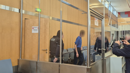 Issa al H. wird in den Gerichtssaal geführt