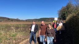 Anwohner vom Schrodtberg in Solingen an dem Acker, der zum Gewerbegebiet werden soll