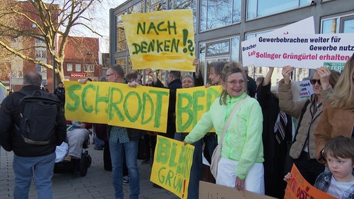 Demonstranten vor dem Theater- und Konzerthaus Solingen
