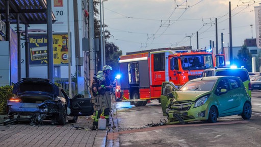 Die Feuerwehr mit den schwer beschädigten Unfallfahrzeugen.