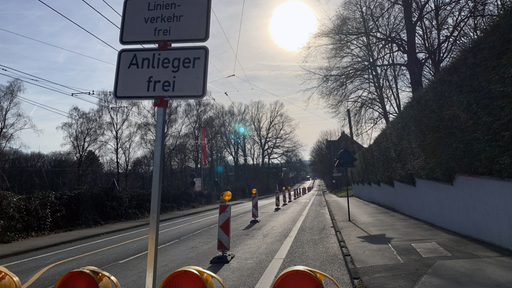 Straßenschild Linien und Anwohner frei wegen Baustelle