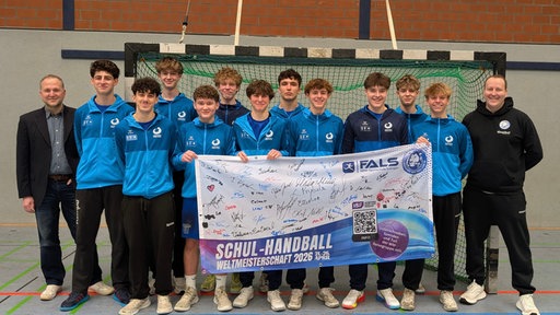 Jungen Handballmannschaft Gruppenfoto vorm Tor