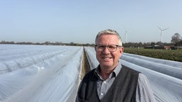 Dieter Jakobs, Spargelbauer aus Brüggen auf dem Spargelfeld